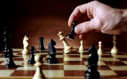 Empresária pensando em como jogar xadrez conceito estratégia de negócios  para vencer
